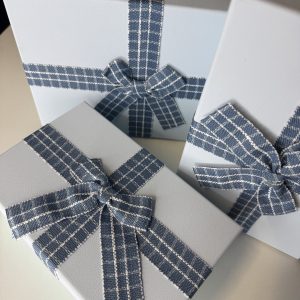 Коробка для подарунка голуба з бантом