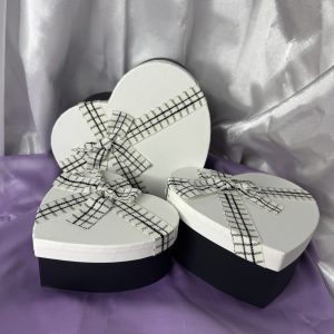 Коробка для подарунка чорно-біла